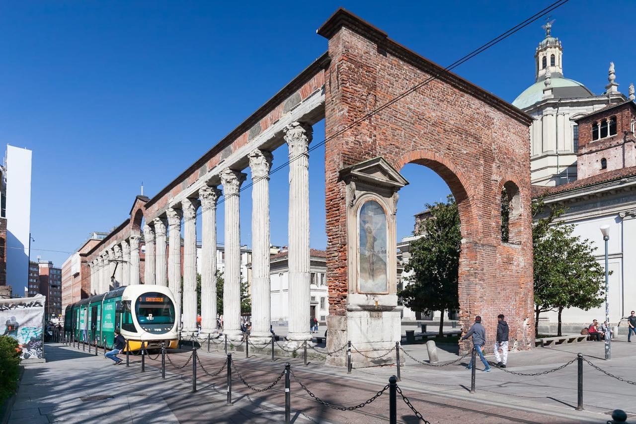 Tropical Micro Studio With Terrace And Duomo Views Milan Bagian luar foto